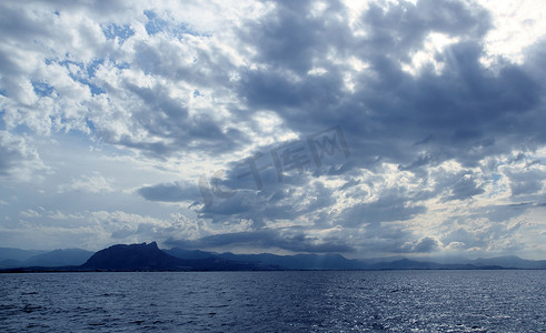 蒙戈德尼亚的多云海景蓝海