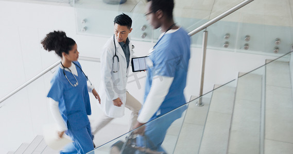 说话、忙碌和医生在医院或楼梯上行走以获得诊所服务、结果或文件的医疗保健计划。
