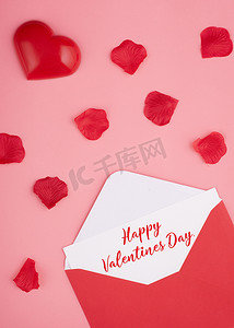 粉红色背景中带卡片、心形和玫瑰花瓣的打开信封，上面写着情人节快乐