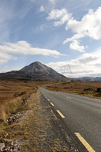 通往 Errigal 山脉的道路