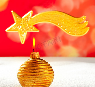 圣诞金色蜡烛和伯利恒之星
