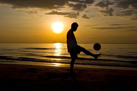 沙滩足球摄影照片_沙滩足球