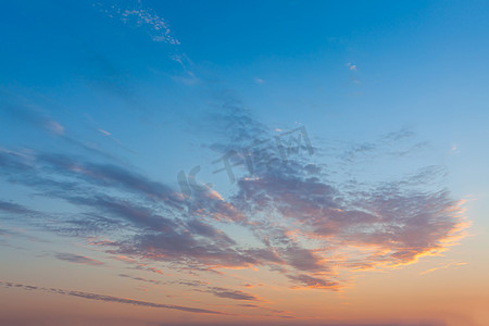 天空粉色摄影照片_黄昏美丽的天空