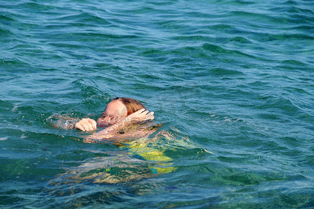 溺水演练摄影照片_溺水窒息的女孩在海中特写