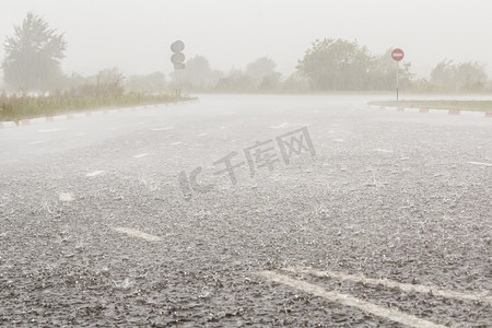 高速公路上正下着大雨和冰雹。