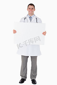 举着牌子的人摄影照片_举着牌子的医生