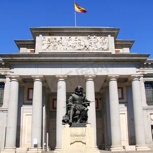 欧洲博物馆摄影照片_拥有委拉斯开兹雕像的马德里普拉多博物馆