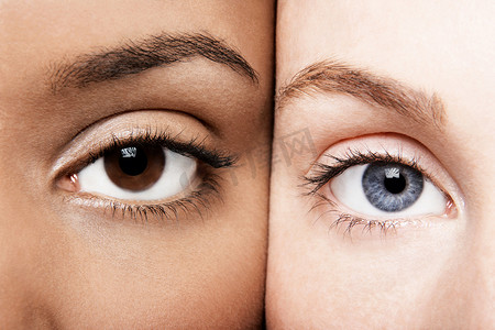将面孔放在一起的黑人和白人女性表现出多样性