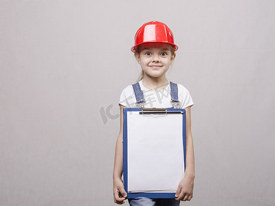 戴头盔的儿童机械师，双手拿着文件夹
