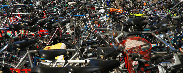 人行道上有数百辆自行车