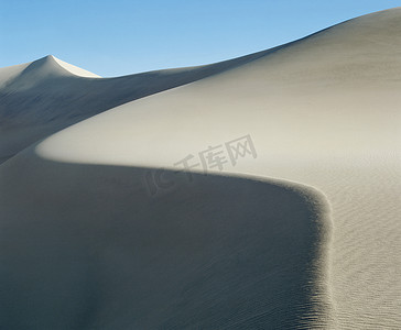 弯曲线条摄影照片_沙丘弯曲的土坎