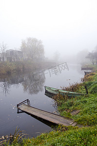 河上的木船和桥在雾中沉没