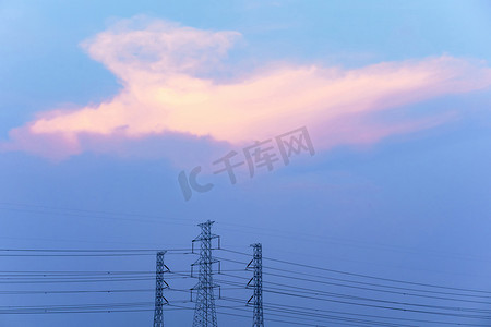 虹背景摄影照片_有输电线的高压输电塔在天空蔚蓝和彩虹云彩背景