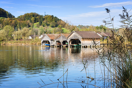 Kochelsee 湖的船库和芦苇