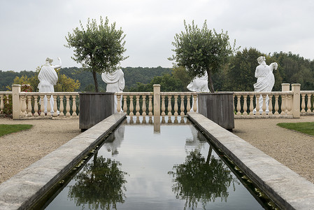 意大利雕塑摄影照片_有古老雕塑的意大利花园