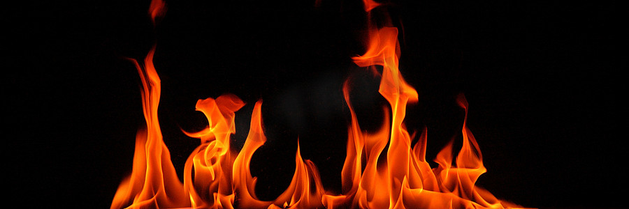 中火摄影照片_黑色背景中火和火焰的特写