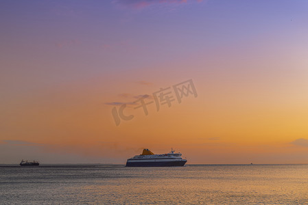 客船在希腊塞萨洛尼基日落时驶向城市海港。