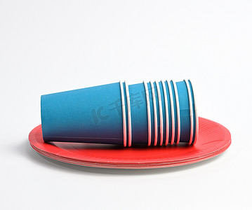 白色背景中的一叠蓝色纸杯和红色圆盘