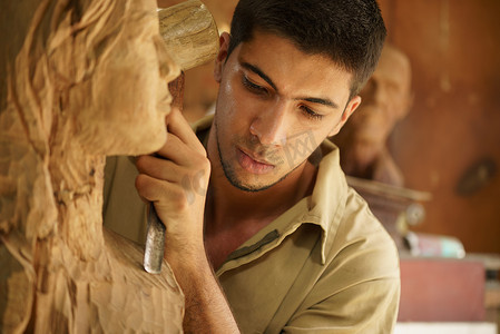 雕刻家年轻艺术家工匠工作雕刻雕塑