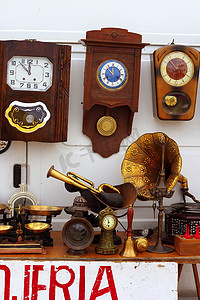 钟表金色摄影照片_古董公平市场墙上的旧钟表