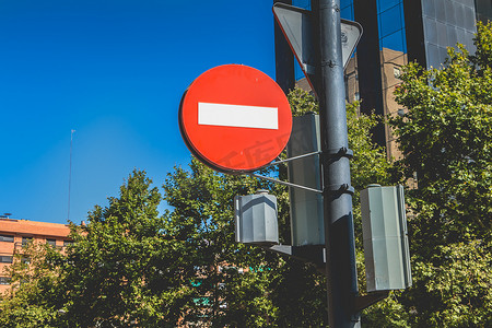 禁止车辆通行标志摄影照片_市中心禁止车辆通行的入口标志