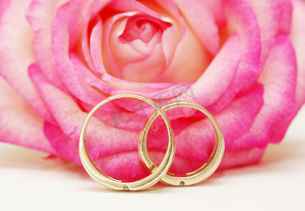 戒指和玫瑰