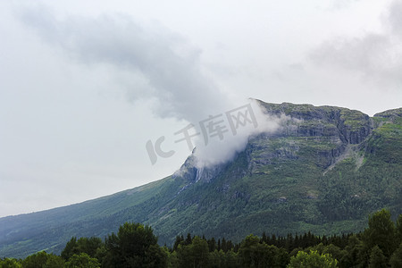 Double Hydnefossen 瀑布笼罩在令人难以置信的云雾中，挪威。