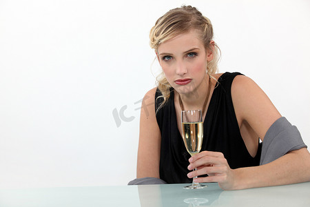 分手了摄影照片_哭泣的女人喝了一杯香槟