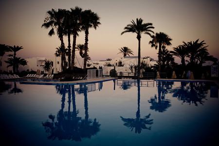 “傍晚的游泳池，杰尔巴岛，突尼斯”