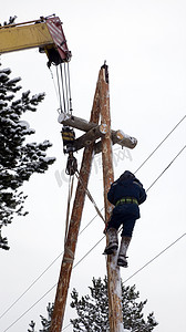 冬季工人摄影照片_冬季高峰期的电力工作