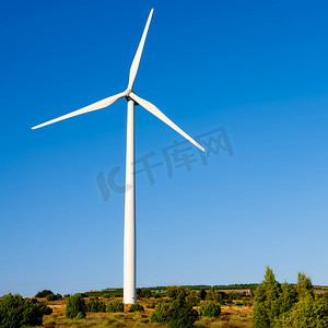 在晴朗的蓝天的风力发电机风车