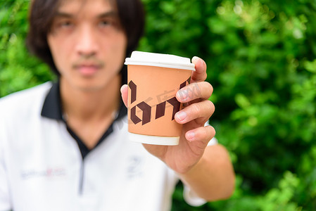 男手展示了一杯热咖啡的 NANA Hunter Coffee Roasters 咖啡品牌