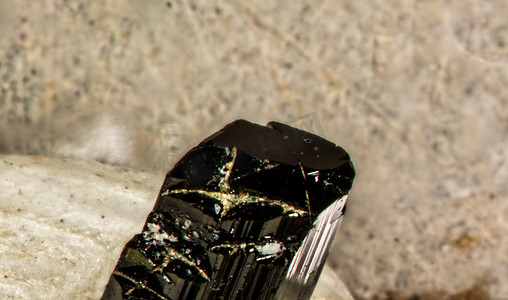 横柱状图摄影照片_显微镜下的柱状碧玺晶体