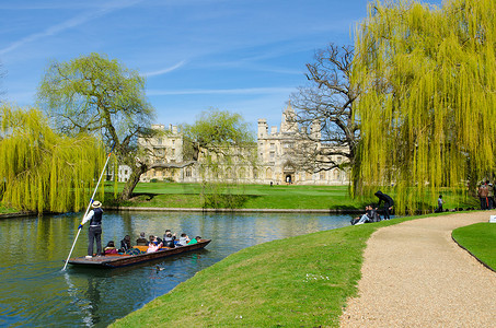 阳光明媚的日子，在英国剑桥的康河上划船