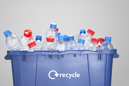 塑料瓶回收箱摄影照片_装满空塑料瓶的回收容器