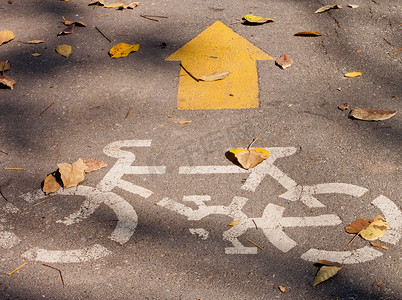 黄色箭头和自行车标志。