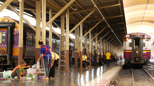 兰芳园丝袜奶茶摄影照片_泰国曼谷-2019 年 7 月 11 日：Hua Lamphong 火车站，国家铁路运输基础设施 SRT。