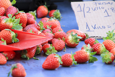 市场摊位摄影照片_在市场摊位出售的草莓