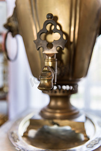 热水壶装饰摄影照片_老俄国古铜色茶炊的喷口