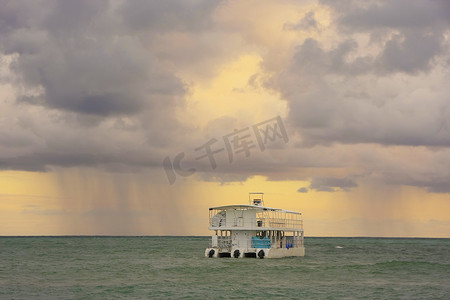 日出时海上暴雨