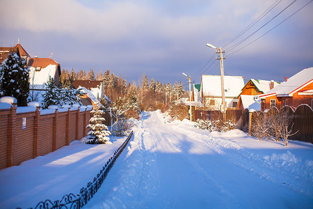 冬天的雪景，小村庄里有房子