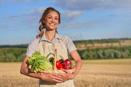女农民围裙站在农田微笑