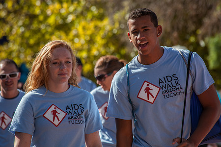 艾滋步行的两个年轻人