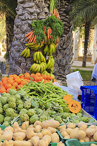 在生态市场摊位出售的蔬菜和水果
