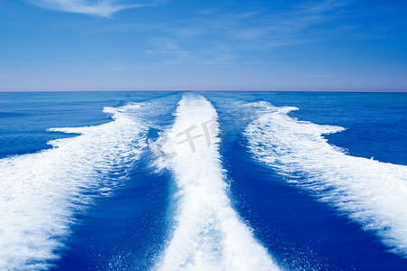 蓝色大海摄影照片_蓝色大海上的小船尾流支柱洗涤
