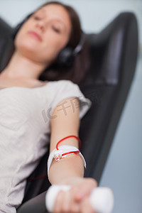 病人在医院献血时听音乐