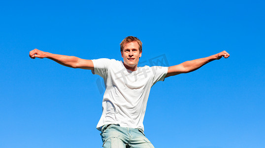 一个成熟男人在户外空中跳跃的肖像