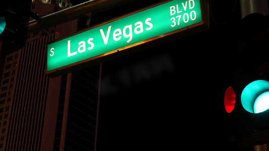 Fabulos 拉斯维加斯，美国罪恶之城 The Strip 上闪闪发光的交通标志。