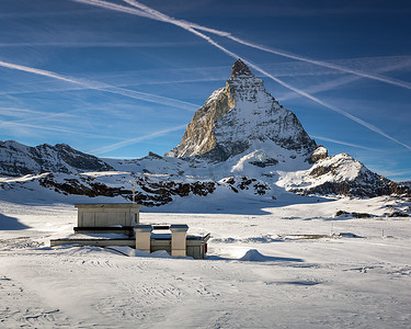 瑞士采尔马特滑雪胜地的马特洪峰