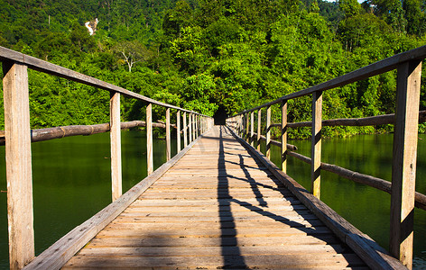 古代丛林摄影照片_“通往泰国东部尖竹汶府丛林的桥梁”